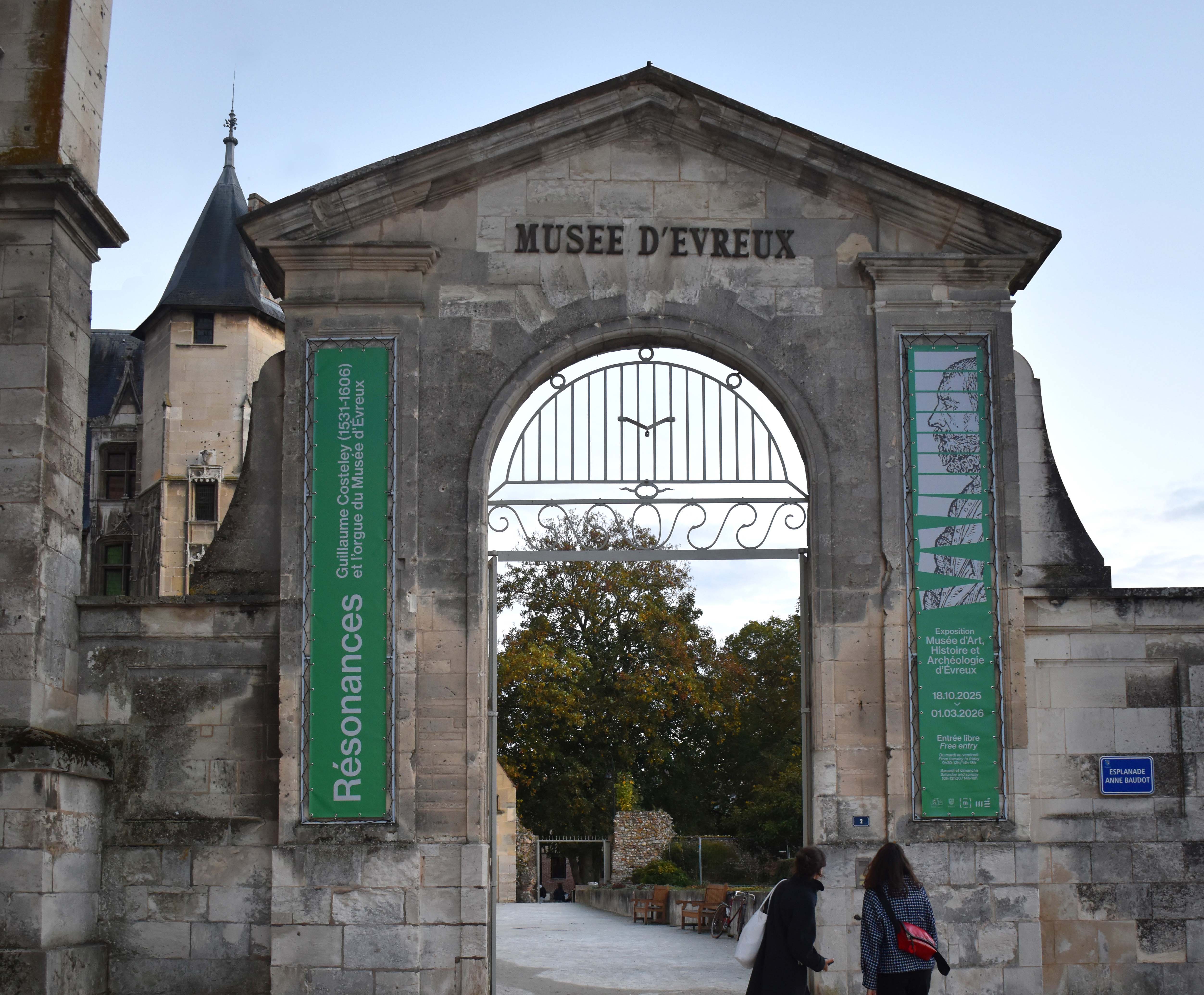 Exposition Musée d'Évreux, kakémonos façade extérieure, entrée du musée