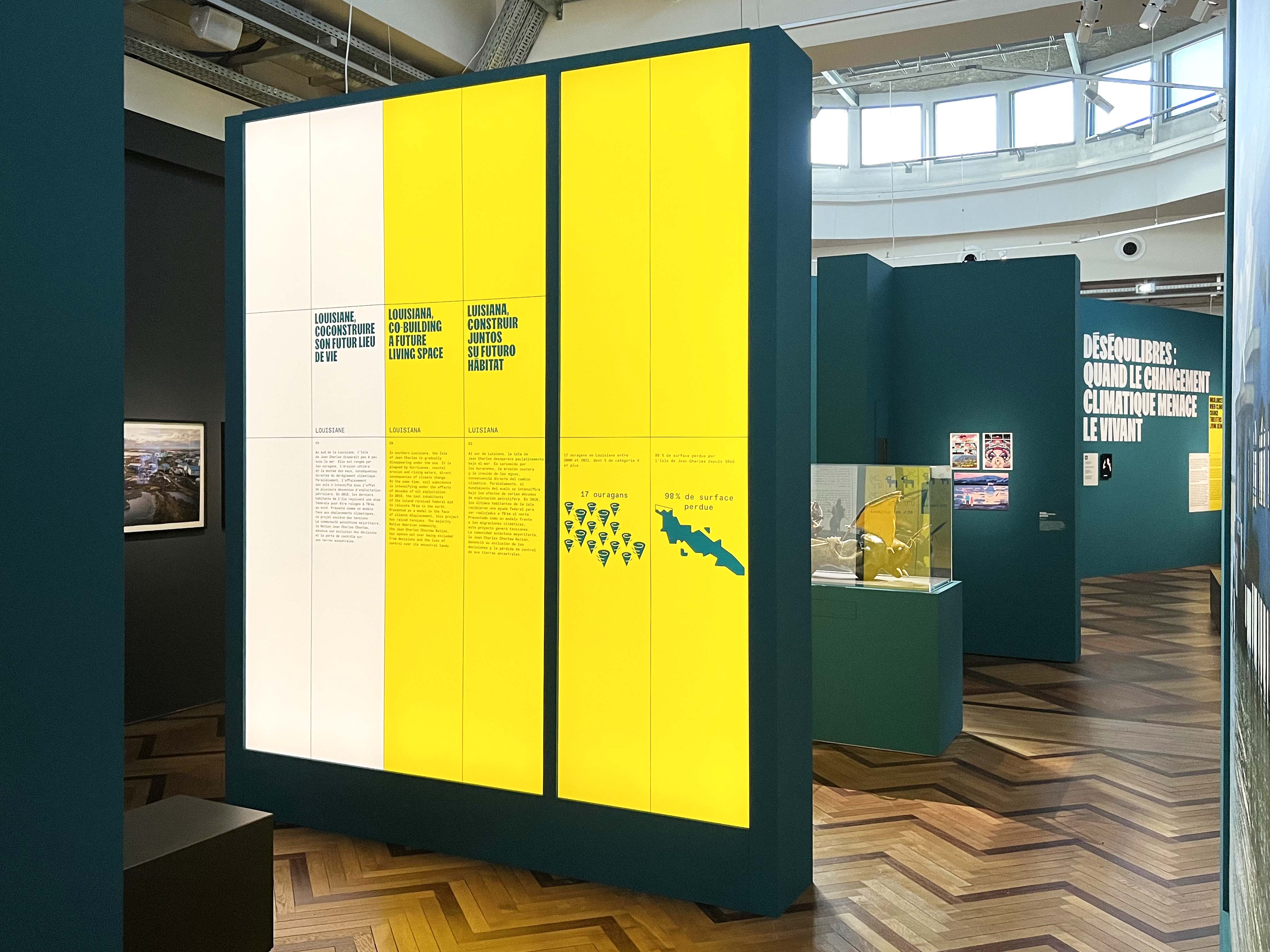 Exposition Migrations et climat, datavisualisation sur les panneaux de salle